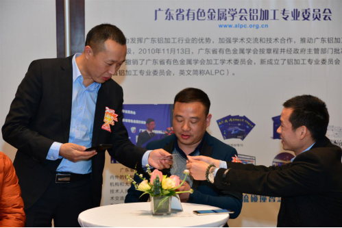 　　企业家们热情主动交流，现场气氛热络融洽