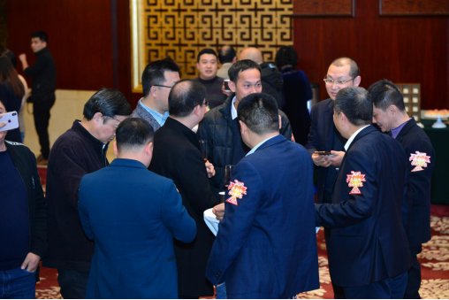 　　企业家们热情主动交流，现场气氛热络融洽